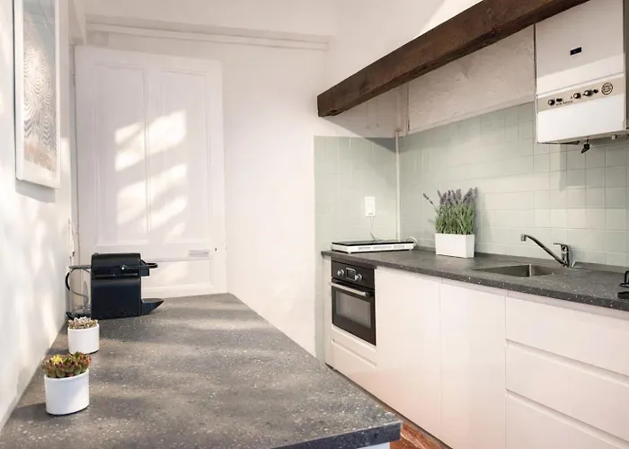 Апартаменты Charme Du Vieux-nice - Cocon Lumineux A 100 M De La *