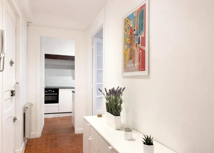 Апартаменты Charme Du Vieux-nice - Cocon Lumineux A 100 M De La *